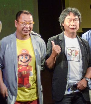 프로듀서 테즈카 타카시(왼쪽) 와 미야모토 시게루(오른쪽) (2015년)