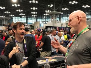 캠벨(왼쪽)은 2017년 뉴욕 코믹 콘에서 열린 캠벨의 부스에서 모습을 드러낸 아서 아담스(오른쪽)에게 큰 영향을 받았다.