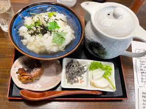 주전자와 고명을 곁들인 차즈케