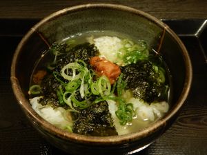 소금에 절인 매실(우메)을 곁들인 차즈케