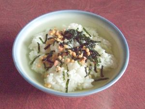 인스턴트 차즈케. 나가타니엔의 연어 오차즈케 봉지제품에 물을 부은 모습이다.