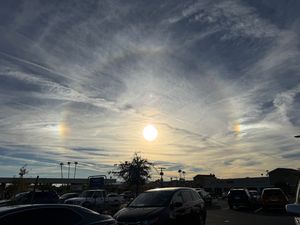 애리조나 선 시티 웨스트에서 두 개의 환일과 부분적인 22° 고리