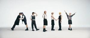방탄소년단이 몸으로 "아미"라는 단어를 만들고 있습니다.