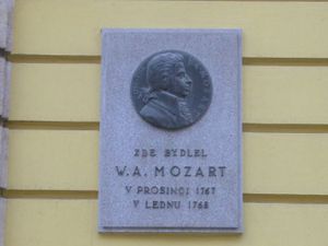 브르노 코블리주나 거리에 있는 슈라텐바흐 궁전에 모차르트의 방문을 기념하는 명판이 있다.