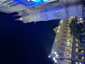 두오모 대성당 뒤편의 두오모 광장에 있는 웅장한 건물