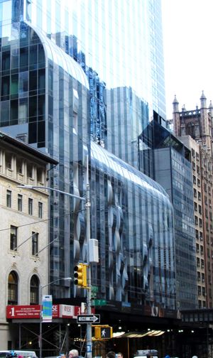 세븐스 애비뉴에서 본 원57의 기저부, 왼쪽 멀리 165 웨스트 57번가가 보인다