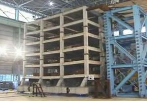 진동대 실험 영상의 스냅샷으로, 6층 비연성 콘크리트 건물 파괴 실험 모습