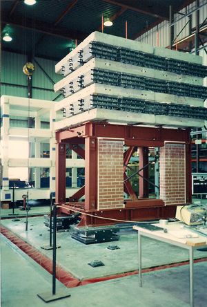 진동대에서의 마찰 진자 베어링 실험 (EERC)