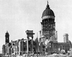 샌프란시스코 시청은 1906년 지진과 화재로 파괴되었다