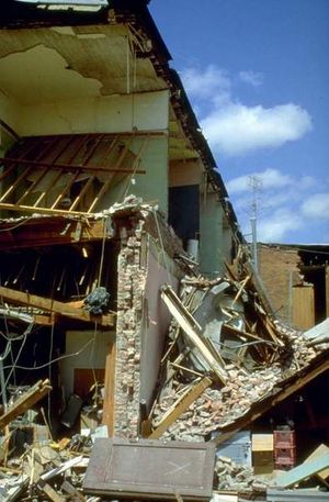 부분적으로 붕괴된 캘리포니아주 Westmorland의 흙벽돌 건물