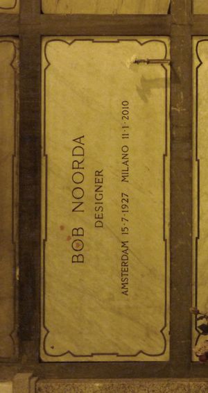 지하실 벽에 있는 대리석 묘비