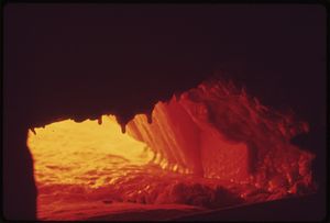 배치가 용광로에 투입되는 모습