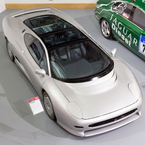 영국 자동차 박물관(British Motor Museum) 게이던에 전시된 V12 엔진이 탑재된 재규어 XJ220 콘셉트카