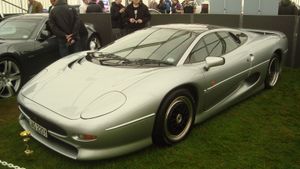 애프터마켓 휠이 장착된 재규어 XJ220