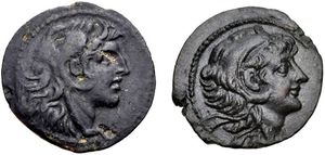두 개의 동전. 앞면이 보인다. 왼쪽은 사자 머리 모양의 머리 장식을 한 알렉산드로스 1세의 동전이다. 오른쪽은 같은 머리 장식을 한 알렉산드로스 2세의 동전이다