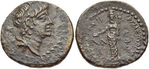 알렉산드로스 2세의 동전. 앞면에는 왕의 흉상이 묘사되어 있다. 뒷면에는 서 있는 신이 묘사되어 있다