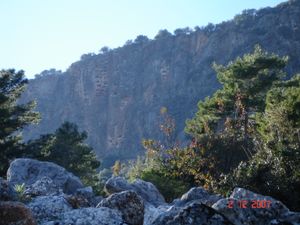 고대 도시의 이름을 딴 것으로 여겨지는 "둥근" 바위 덩어리 위에 위치한 피나라의 절벽과 바위에 새겨진 무덤