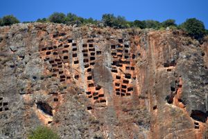 절벽에 새겨진 무덤, 피나라