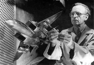 테네시주 아놀드 공군 기지의 4피트 초음속 풍동에서 1970년대 중반 공기역학 테스트를 받기 전 F-15 이글의 모형을 조정하는 시험 시설 기술자 잭 컬페퍼