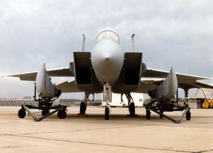 F-15C의 정면 사진. 측면에 장착된 FAST PACK 연료 탱크에 주목