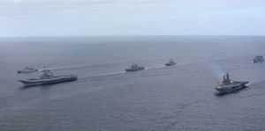 항공모함 비크라마디티야와 비라트를 포함한 인도 해군 함대.