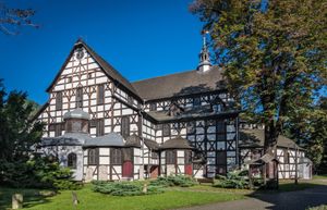 풍부하게 장식된 나무 디테일의 교회 내부 모습