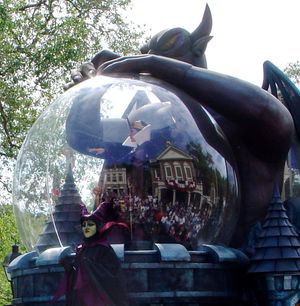 디즈니 버전의 체르노보그가 디즈니의 백설 공주와 일곱 난쟁이에 나오는 사악한 여왕을 들고 있는 플로트 모습