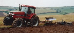 트랙터로 쟁기질