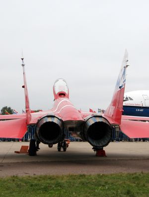 후방에서 본 MiG-29OVT. 엔진의 추력 편향 노즐 구동 장치는 엔진 노즐의 상부와 좌우 대각선상의 세 곳에 있다.