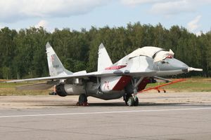 MiG-29UBT «9.53»。수직 미익 전연부 뿌리에 단좌형의 9.12/9.13 규격 및 MiG-29SMT와 동일한 채프/플레어 디스펜서가 추가로 장착되어 있다(기존의 MiG-29UB에는 없음)는 점에 주목.