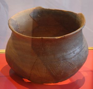 1952년 카네그라테 산타 콜롬바에서 발견된 점토 그릇. 레냐노의 구이도 수테르마이스터 시민 박물관에 보존되어 있다