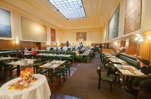 남아있는 역 레스토랑.