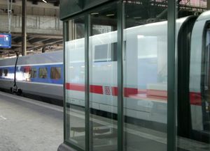 TGV가 ICE의 반사면에 마주치고 있다.