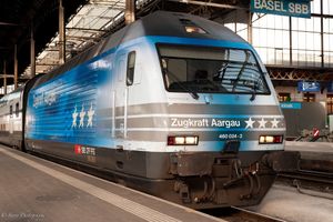 Re 460이 국내 장거리 열차와 함께 출발을 기다리고 있다.