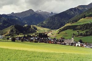 디젠티스 시내와 교회, 배경으로 클라바니프 거주지와 피츠 아울트