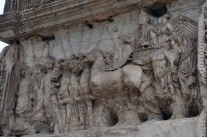 티투스 개선문에서 전차를 탄 황제를 호위하는 로마