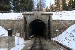 슈피나스역(1815 m 해발)에서 출발하는 남부 터널 입구