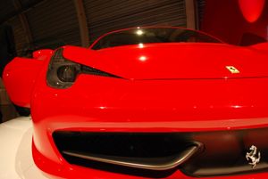 작은 공기탄성 날개는 다운포스를 생성하며, 속도가 증가함에 따라 변형되어 라디에이터 흡입구의 단면을 줄이고 저항을 줄인다.