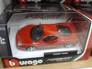 458 이탈리아와 후속 모델들은 다양한 축적으로 여러 모형 제작사에서 복제되었다. 이 예시는 Bburago에서 1/43 축적으로 복제되었다.