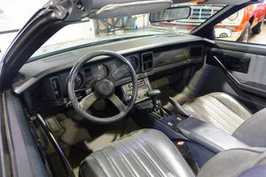 1985년 폰티액 파이어버드 트랜스-암 내부