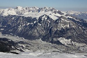 라우프뵈덴 산에서 멜스와 자르간스를 바라본 모습