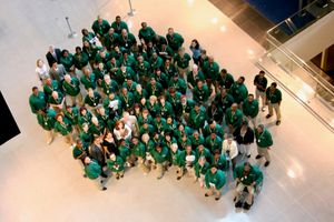 뉴지엄 직원들이 2008년 4월 11일 개관일에 아트리움에서 단체 사진을 찍고 있다