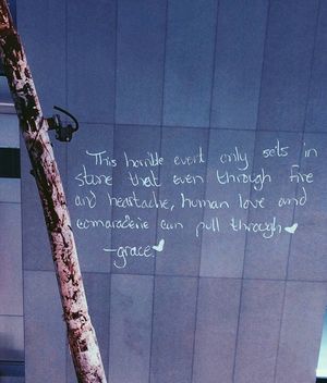 9/11 갤러리의 인터렉티브 전시물. 방문객들은 자신의 경험을 적어 다른 방문객들이 읽을 수 있도록 하였다.