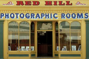 1850년대 초상화 스튜디오의 상점 전면, 소버린 힐, 호주