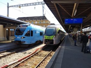 뇌샤텔의 BLS RABe 528 (우), 2021년 5월 28일