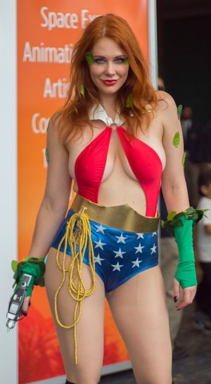 워드가 2015년 9월에 코스프레를 하고 있다