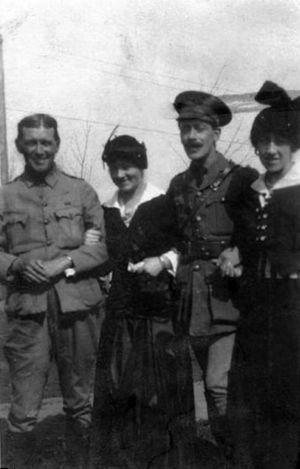 존 매크레이(왼쪽)와 그의 친구 로렌스 무어 코스그레이브(오른쪽), 1912-1918