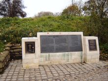 벨기에 웨스트플란데른주 이프르 뵈징어에 있는 존 매크레이 기념관의 "플랜더스 들판에서" 기념비