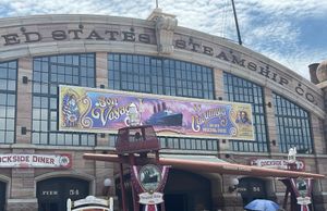 도쿄 디즈니씨의 아메리칸 워터프론트에 있는 SS 컬럼비아를 기념하는 배너. 컬럼비아가 왼쪽에 묘사되어 있다.