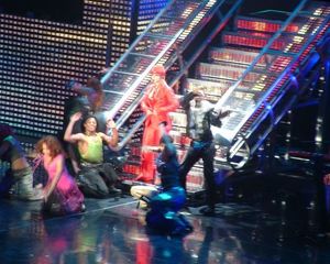 스피어스가 2004년 "Me Against the Music"을 공연하며 the Onyx Hotel 투어 쇼를 마무리하고 있다